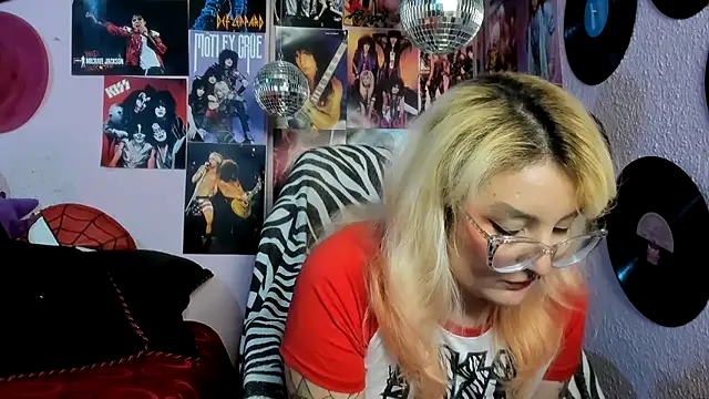 Snapshot of Avril_Maria chatting on April 19, 10:12 pm Avril Maria online show from April 19, 10:12 pm