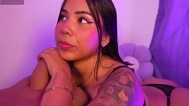 Snapshot of sarah_babee_ chatting on May 15, 12:39 am sarah babee online show from May 15, 12:39 am