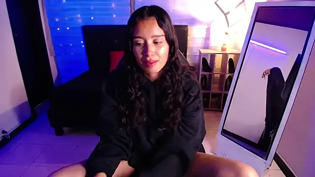  Mia Evans 1 online show from November 8, 7:45 pm