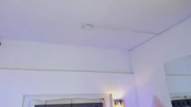Snapshot of lea_walkerr chatting on April 21, 1:42 am lea walkerr online show from April 21, 1:42 am