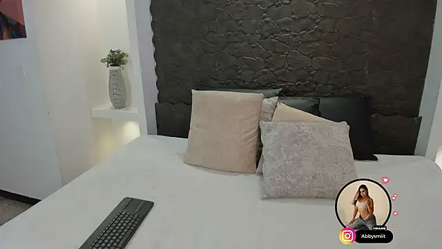 aby smiith  online show from February 7, 7:28 pm