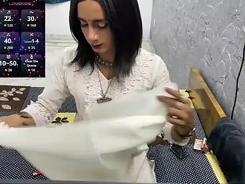 Snapshot of LuvLayla chatting on June 24, 8:19 pm LuvLayla online show from June 24, 8:19 pm