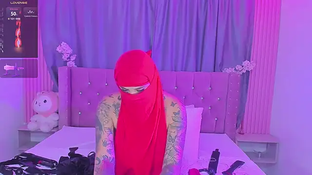 Snapshot of Nayla-Mouna chatting on April 22, 7:55 am Nayla-Mouna online show from April 22, 7:55 am