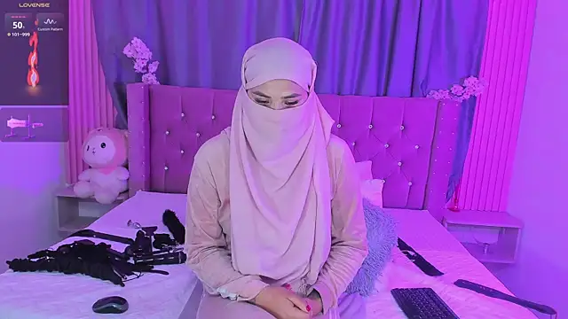 Snapshot of Nayla-Mouna chatting on April 23, 8:02 am Nayla-Mouna online show from April 23, 8:02 am
