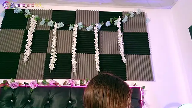  leda swan  online show from March 5, 1:29 pm