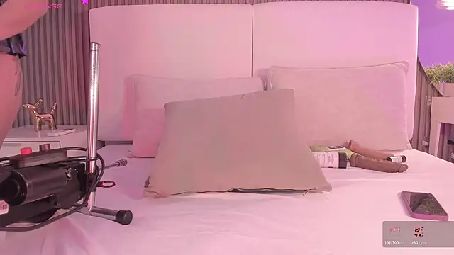 Snapshot of annie_clarkson chatting on July 10, 8:00 pm annie clarkson online show from July 10, 8:00 pm