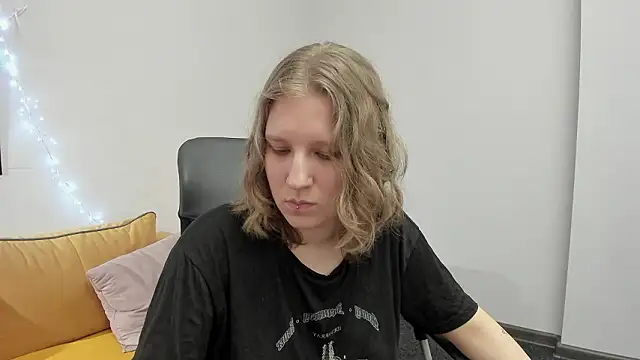 Snapshot of Hailey_Foxy chatting on February 12, 12:44 pm Hailey Foxy online show from February 12, 12:44 pm