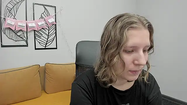 Snapshot of Hailey_Foxy chatting on February 13, 12:01 pm Hailey Foxy online show from February 13, 12:01 pm