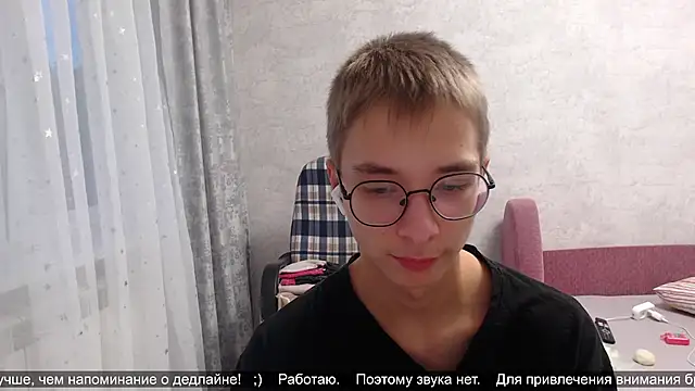 Snapshot of glasses_cat chatting on October 15, 4:45 am glasses cat online show from October 15, 4:45 am