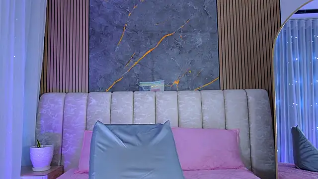 mia scot online show from April 8, 11:54 am