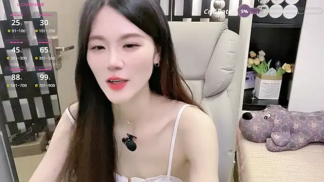 Snapshot of Yueyue-MM chatting on April 19, 1:21 pm Yueyue-MM online show from April 19, 1:21 pm