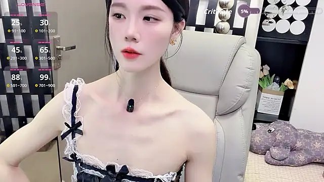 Snapshot of Yueyue-MM chatting on April 28, 2:10 am Yueyue-MM online show from April 28, 2:10 am