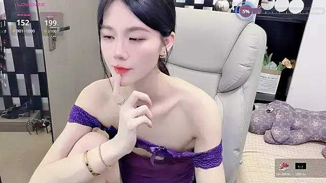 Snapshot of Yueyue-MM chatting on May 8, 2:22 pm Yueyue-MM online show from May 8, 2:22 pm