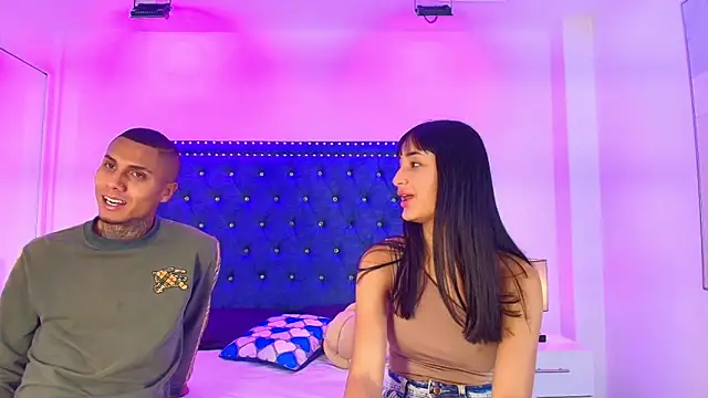 Snapshot of Damian_and_roxanne chatting on April 21, 12:44 pm Damian and roxanne online show from April 21, 12:44 pm
