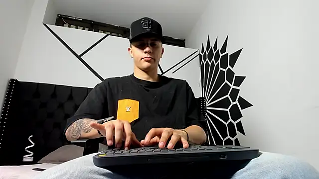 liaamsmiith  online show from September 12, 4:34 am