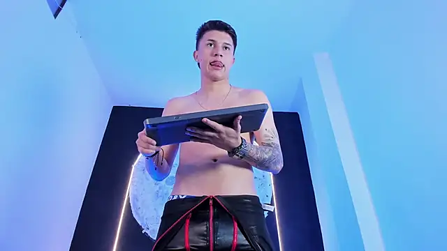 liaamsmiith  online show from October 31, 12:50 pm