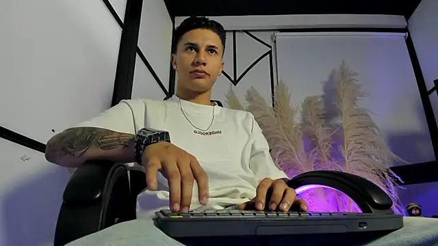 liaamsmiith  online show from February 24, 12:36 pm