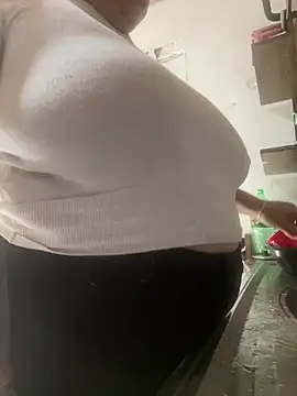 Snapshot of bruna438 chatting on May 29, 2:37 pm bruna438 online show from May 29, 2:37 pm