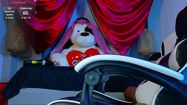 Thaiel Fosteer online show from February 7, 7:23 am