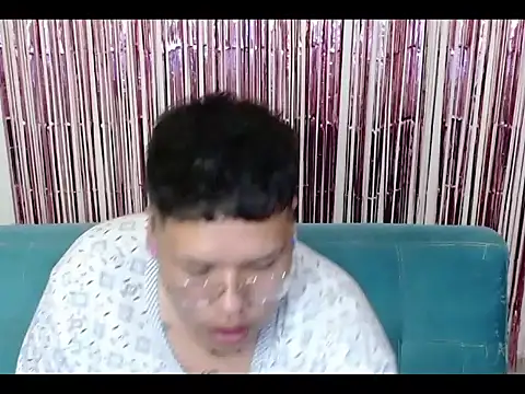 Snapshot of Yulian_bigclit7 chatting on December 4, 12:53 am Yulian bigclit7 online show from December 4, 12:53 am