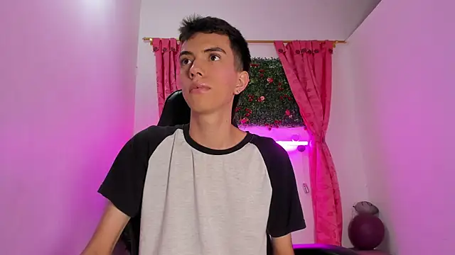 Snapshot of dylan_202520_ chatting on September 30, 11:37 am dylan 202520 online show from September 30, 11:37 am