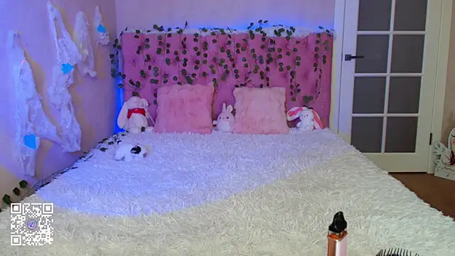 Pink Lila18 online show from February 13, 1:23 am