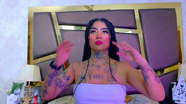 Snapshot of EmilieLake chatting on April 23, 7:38 pm EmilieLake online show from April 23, 7:38 pm