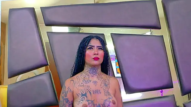 Snapshot of EmilieLake chatting on April 24, 8:00 pm EmilieLake online show from April 24, 8:00 pm