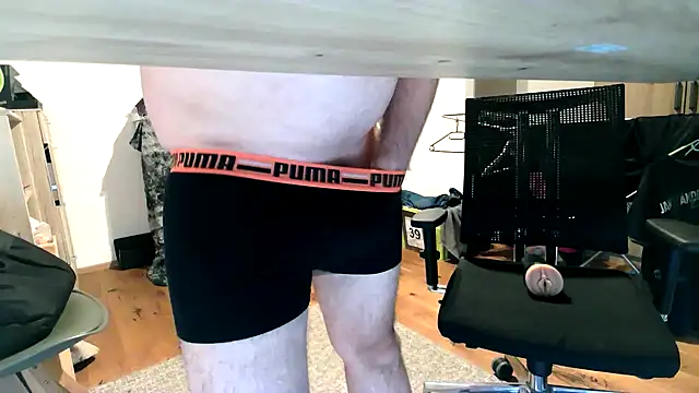 Snapshot of michaelm1983 chatting on November 17, 8:09 am michaelm1983 online show from November 17, 8:09 am