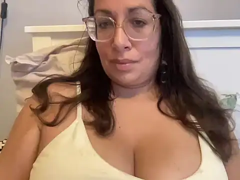 Snapshot of RosaFreya chatting on June 5, 10:10 am RosaFreya online show from June 5, 10:10 am