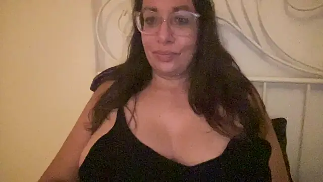 Snapshot of RosaFreya chatting on July 6, 3:25 am RosaFreya online show from July 6, 3:25 am
