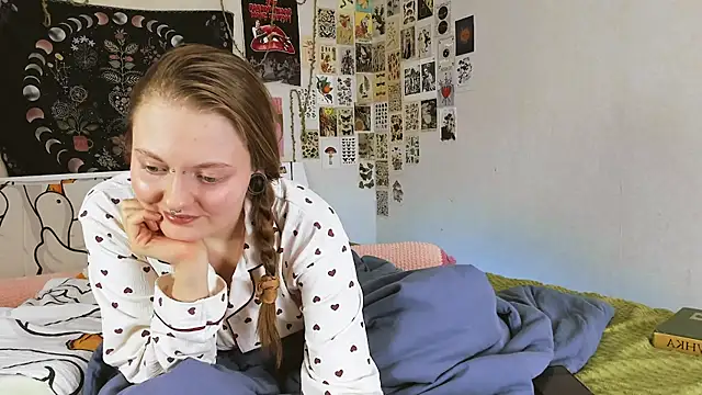 Snapshot of WonderConnie1 chatting on September 28, 2:22 pm WonderConnie1 online show from September 28, 2:22 pm