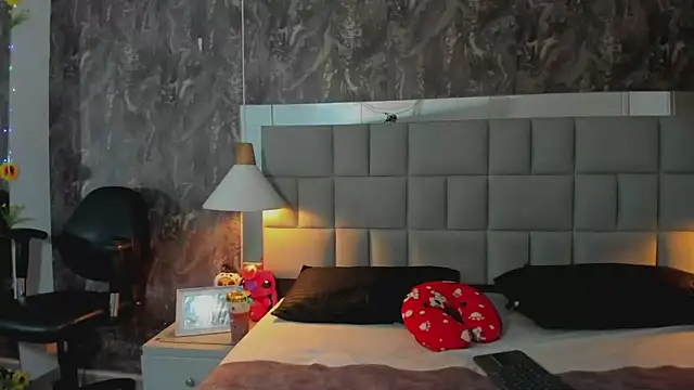 yiyisandoval online show from February 8, 7:28 pm