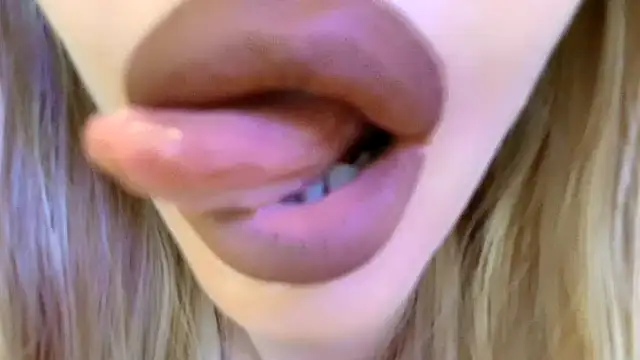 Snapshot of Politeeliza chatting on June 4, 8:15 pm Politeeliza online show from June 4, 8:15 pm