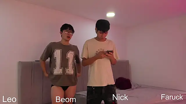 Snapshot of Handsomeboyss19 chatting on September 12, 10:43 pm Handsomeboyss19 online show from September 12, 10:43 pm