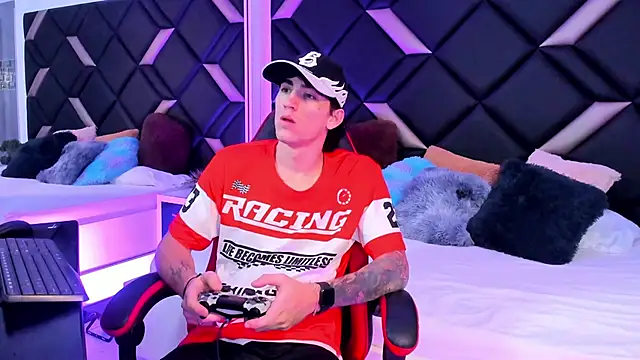 Snapshot of Handsomeboyss19 chatting on October 18, 2:36 am Handsomeboyss19 online show from October 18, 2:36 am