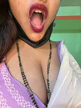 Snapshot of Shneeha_le chatting on April 8, 9:42 am Shneeha le online show from April 8, 9:42 am