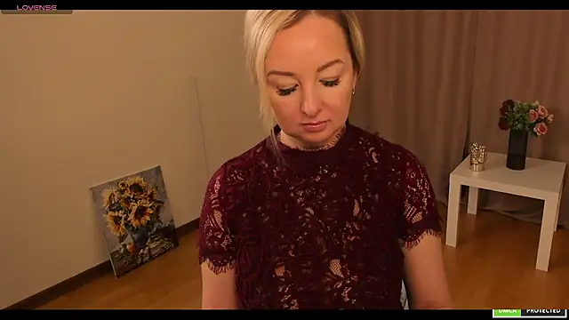 Snapshot of sexmom8 chatting on October 1, 6:52 am sexmom8 online show from October 1, 6:52 am