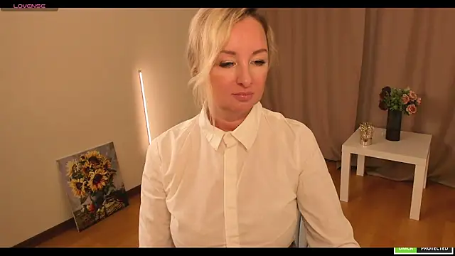 Snapshot of sexmom8 chatting on October 9, 10:13 am sexmom8 online show from October 9, 10:13 am