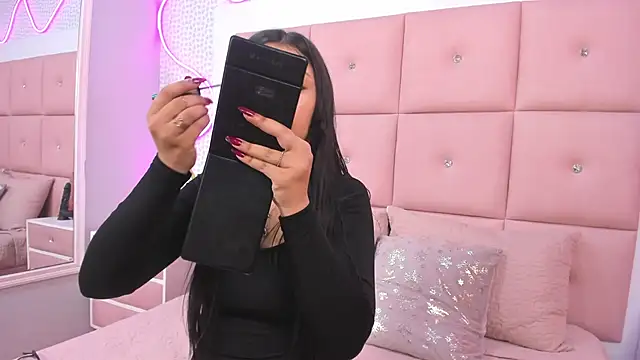 DaisySnugs1 online show from November 24, 12:27 pm