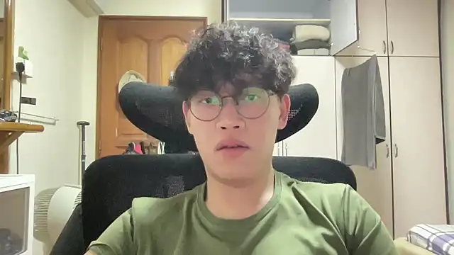 Snapshot of Passionatetwink2 chatting on April 11, 5:17 pm Passionatetwink2 online show from April 11, 5:17 pm