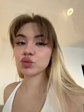 LunaMillie online show from November 4, 8:24 am