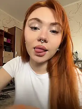 Snapshot of LunaMillie chatting on April 24, 10:39 am LunaMillie online show from April 24, 10:39 am