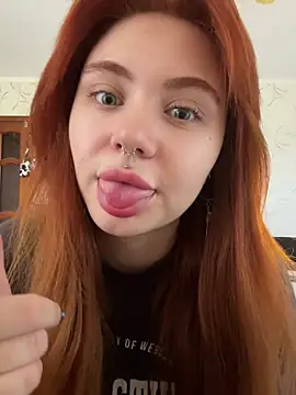 Snapshot of LunaMillie chatting on May 16, 10:23 am LunaMillie online show from May 16, 10:23 am