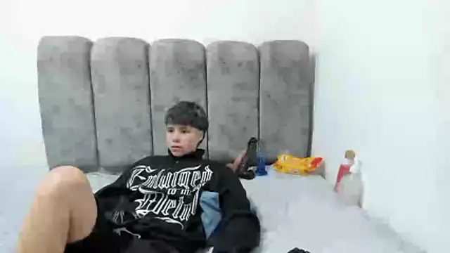 Snapshot of Bruno_Cruzz chatting on April 18, 2:26 am Bruno Cruzz online show from April 18, 2:26 am