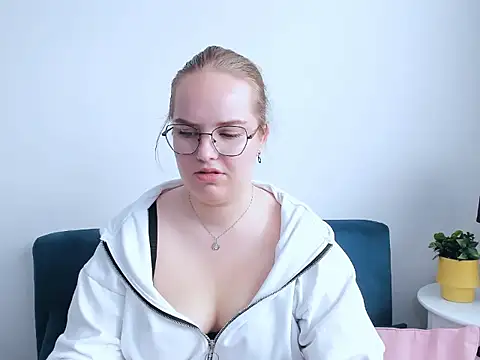 AliceCrazy69 online show from October 25, 8:55 am