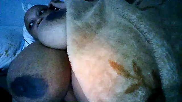 Snapshot of Yellobonepussy chatting on September 30, 1:32 am Yellobonepussy online show from September 30, 1:32 am