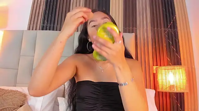 Nicolqueen  online show from April 9, 11:15 am