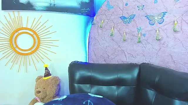 Snapshot of christopher_Hot chatting on April 28, 3:00 am christopher Hot online show from April 28, 3:00 am