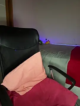 larajuli online show from April 18, 10:21 pm